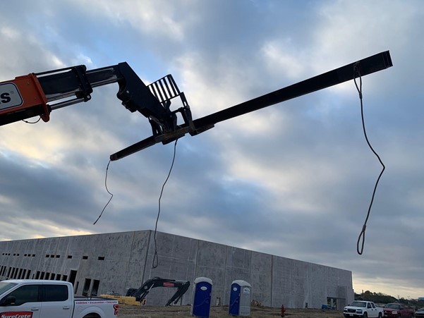 Photo C Dangerous installation of the spreader bar to the telehandler